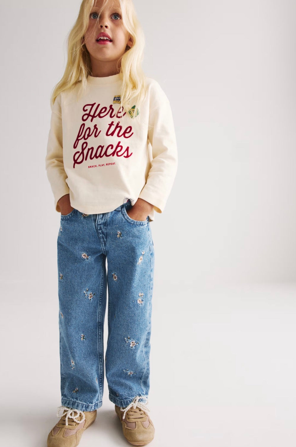 Jean en denim brodé de fleurs