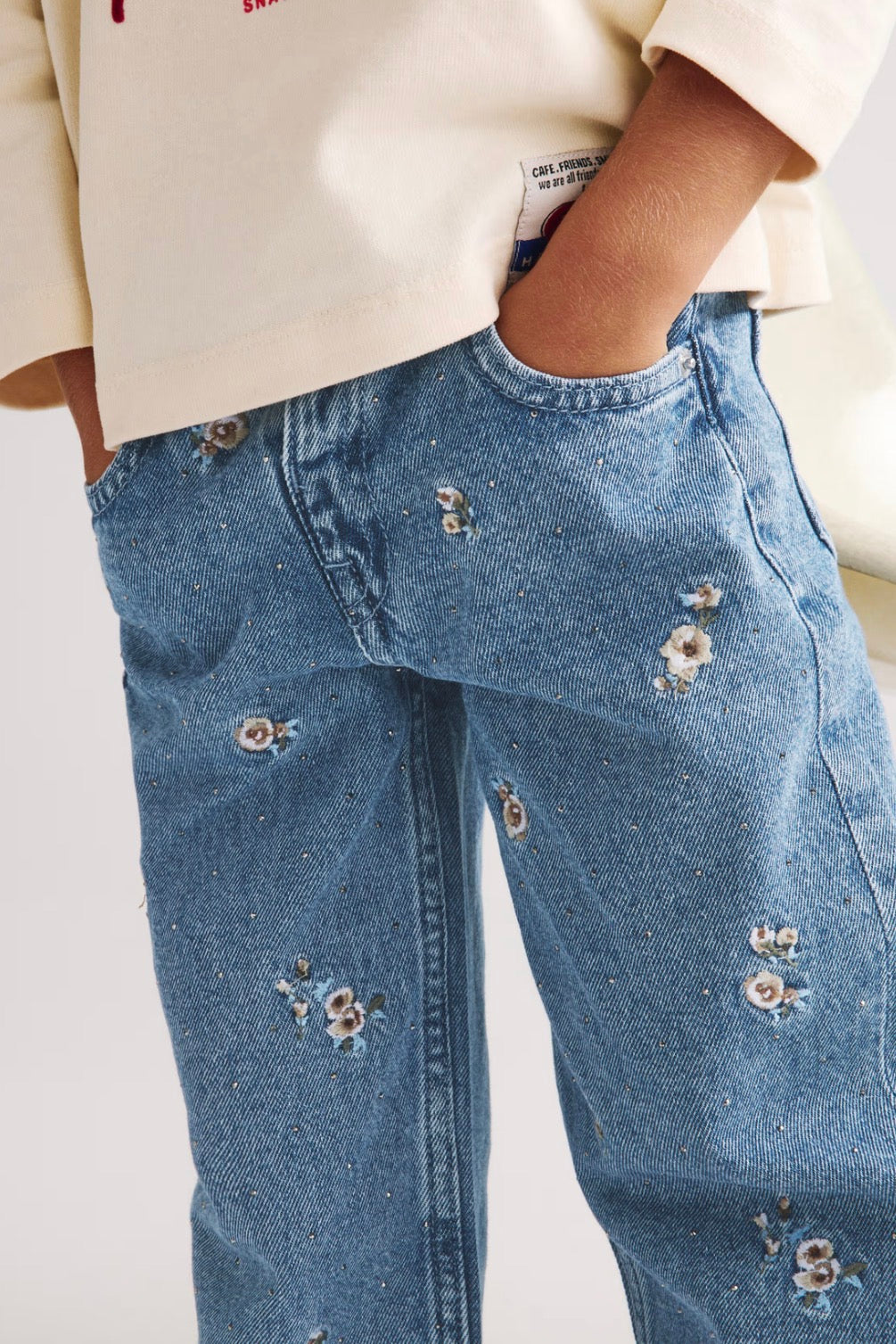 Jean en denim brodé de fleurs