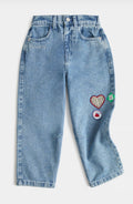Jean en denim à coupe barrel avec écusson