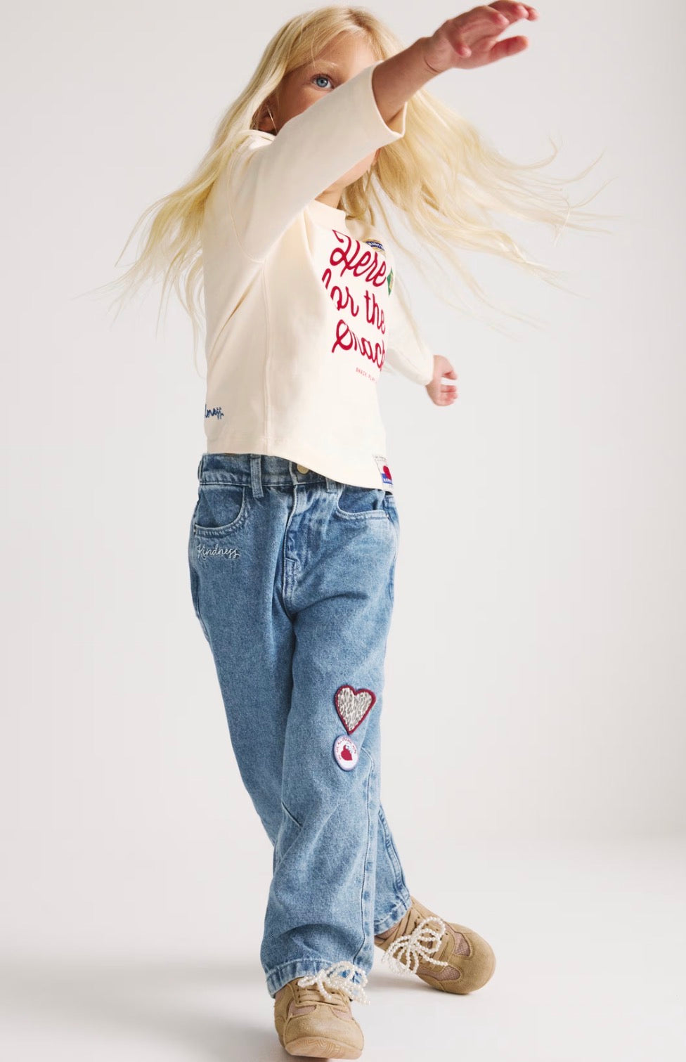 Jean en denim à coupe barrel avec écusson