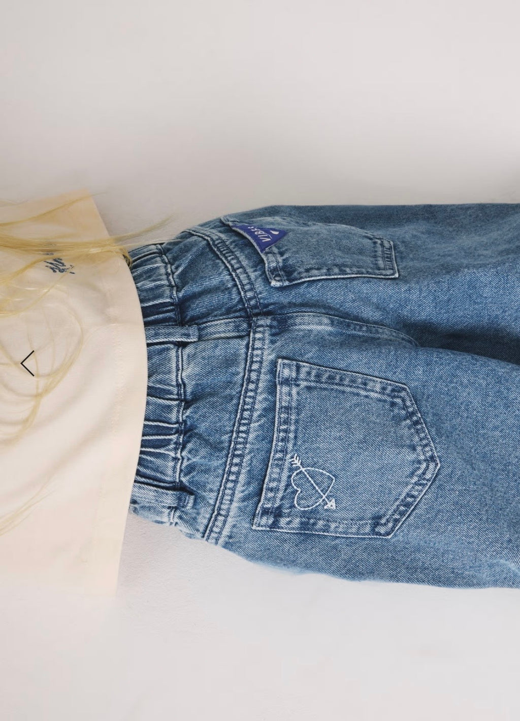 Jean en denim à coupe barrel avec écusson