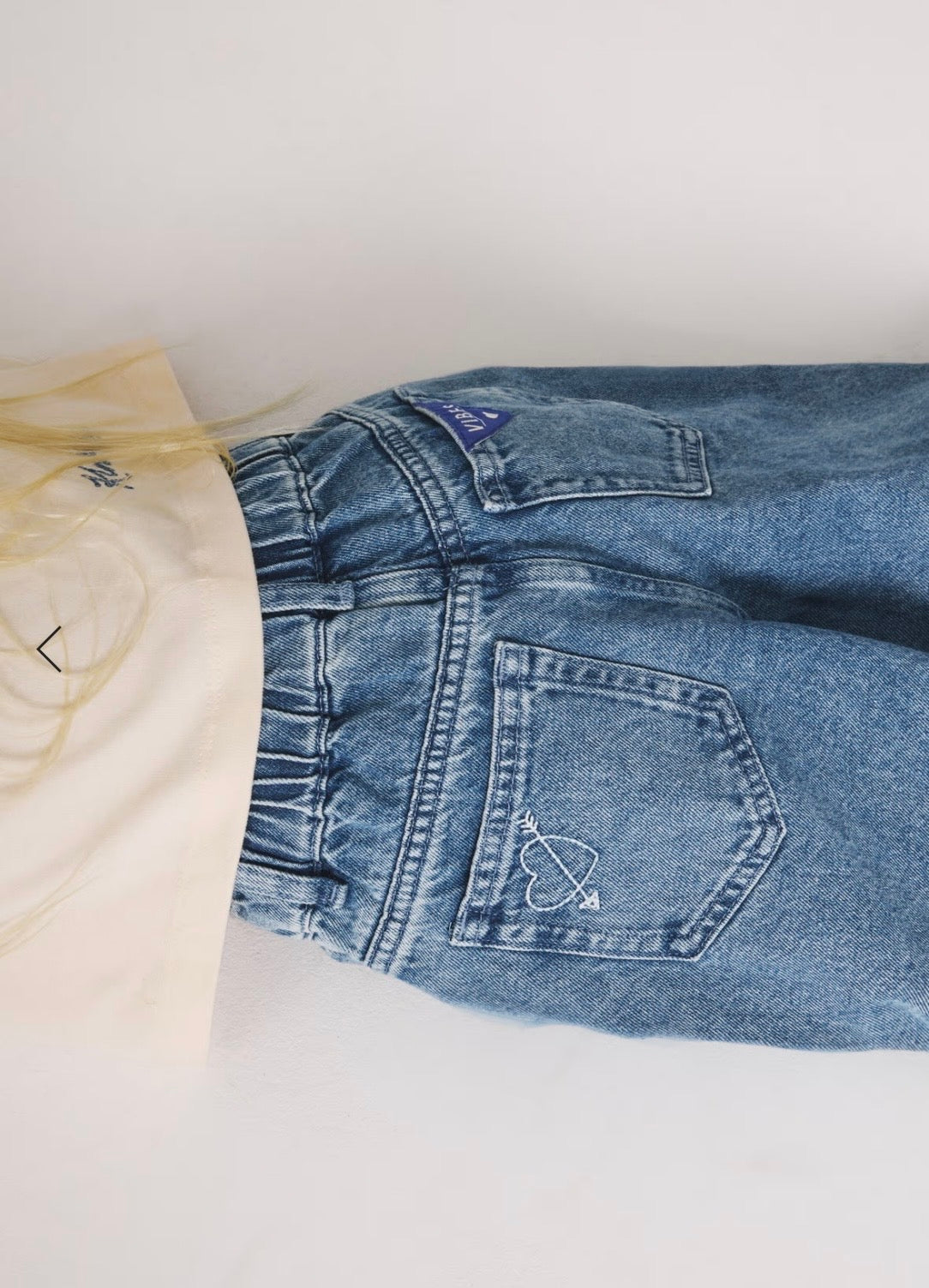 Jean en denim à coupe barrel avec écusson