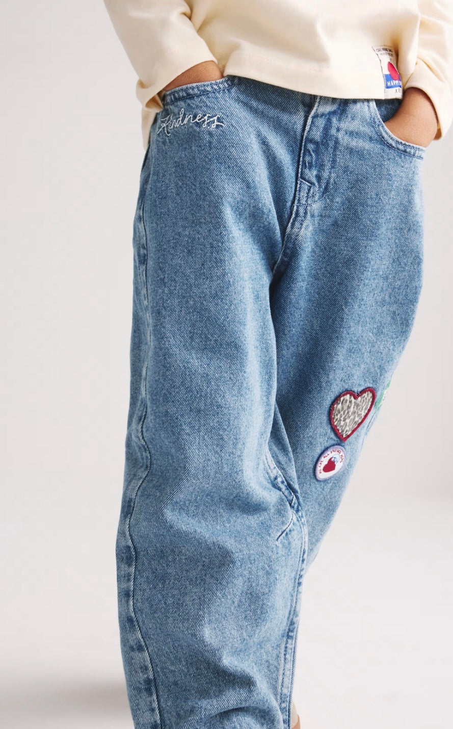 Jean en denim à coupe barrel avec écusson