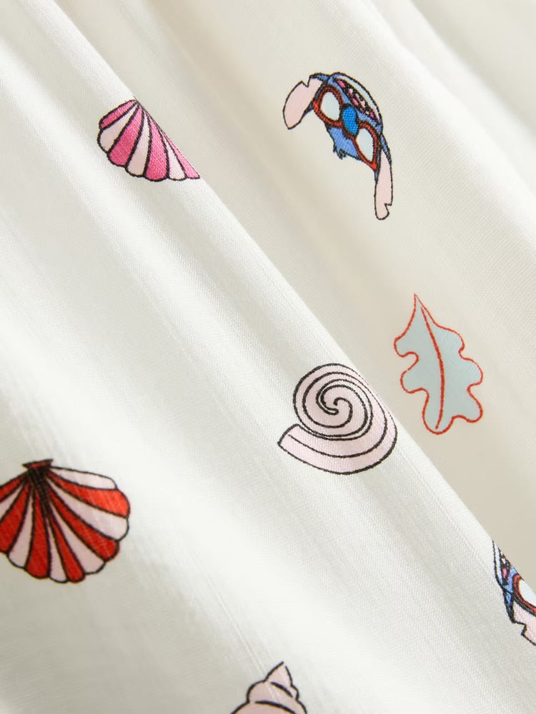 Une robe à encolure carrée ornée d'un motif intégral représentant Stitch.